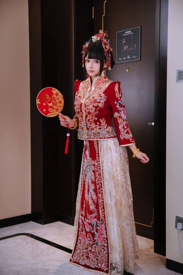 日奈娇《洞房花烛》新娘写真：刺绣嫁衣配红丝袜，尽显中式温婉