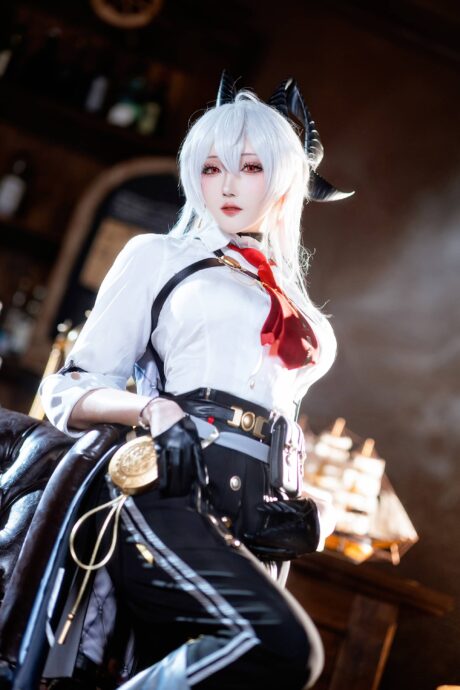 瓜希酱COS《鸣潮》赞妮：银发恶魔角搭配利落制服，还原防卫科精英气场