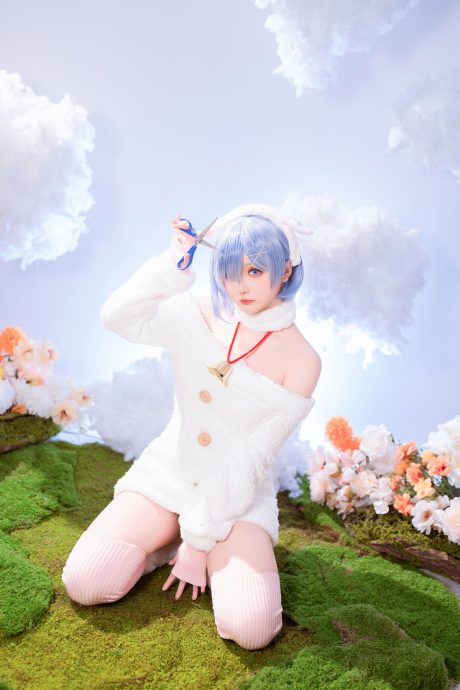 星之迟迟cos蕾姆绵羊装图集:毛绒女仆造型与灵动眼神细节赏析