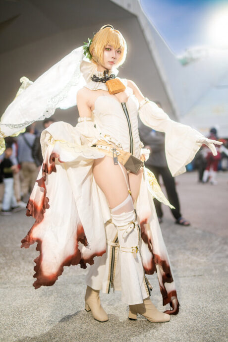 四巫日モミ亮相PF43漫展COS新娘尼禄,持剑展现《FGO》纯白战袍气场