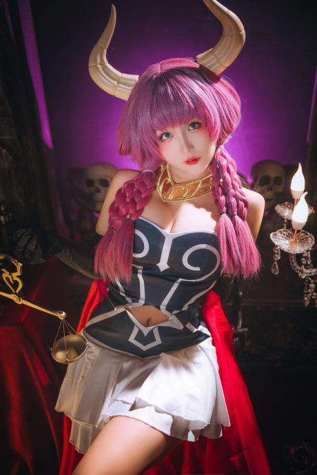 日奈娇COS《葬送的芙莉莲》阿乌拉:恶魔长角与服从天平下的冷艳魔族