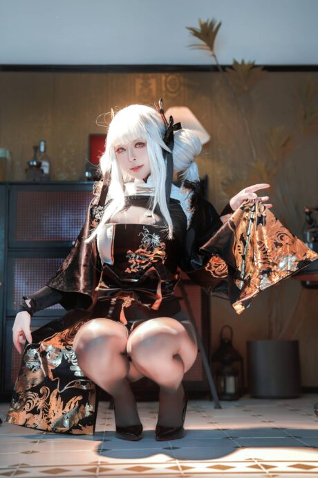 BANBANKO半半子COS胜利女神妮姬布兰儿,黑金礼服与银发造型优雅干练