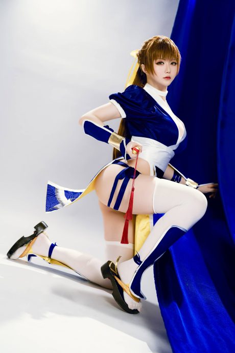 星之迟迟cos霞还原死或生经典女忍,蓝白战服与持刀身姿尽显飒爽