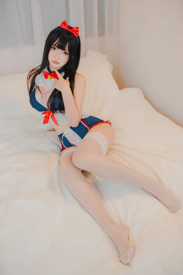 神楽坂真冬猫娘写真：深蓝配色与白丝线条构图的室内柔光图集