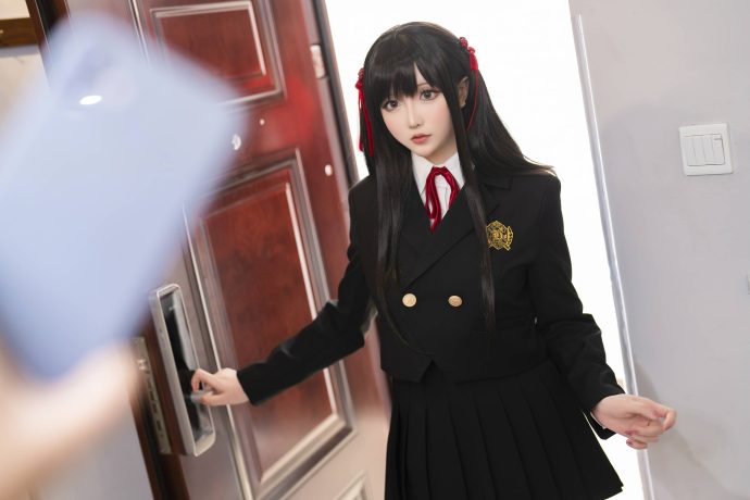 星之迟迟jk制服原创COS:化身催眠妹妹,黑色西装短裙与紫眸特写
