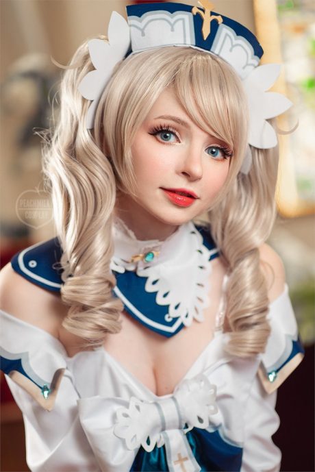 PeachMilky《原神》芭芭拉COS图集：经典牧师服出镜，还原蒙德偶像灵动气质