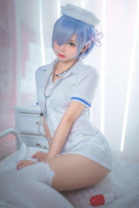 面饼仙儿换上蕾姆白衣护士服COS,手持巨型注射器尽显俏皮灵动