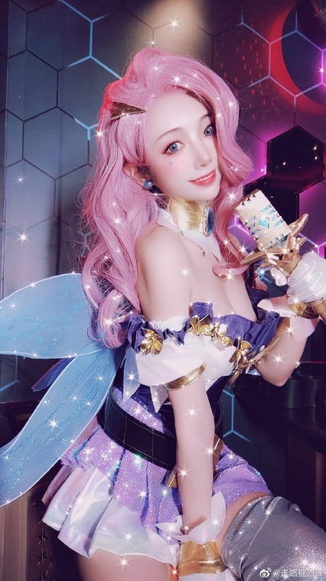走路摇ZLY《英雄联盟》萨勒芬妮COS，华丽舞台造型化身星光歌姬