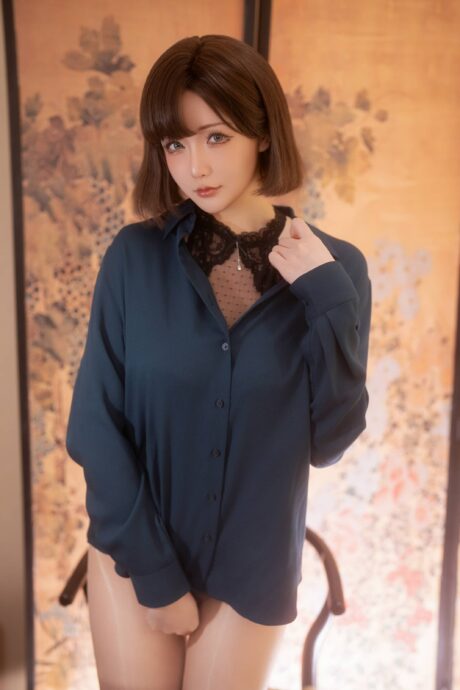 星之迟迟原创cos热心的邻居姐姐,深蓝衬衫搭配黑色蕾丝尽显温婉居家感