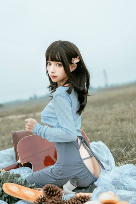 蠢沫沫吉他妹cosplay：草地野餐怀抱木吉他，夏日午后的清新音乐少女