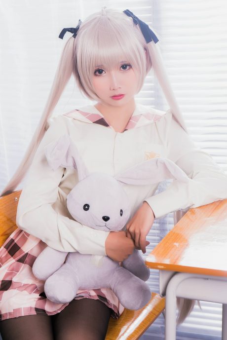 面饼仙儿穹妹cos教室便服造型,白衬衫粉格裙还原《缘之空》春日野穹