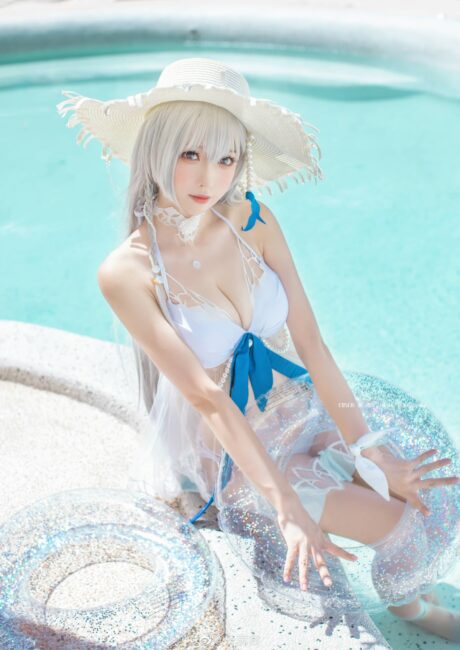 小南宫COS《永远的7日之都》源千雪,清爽泳装还原夏日天鹅少女气质