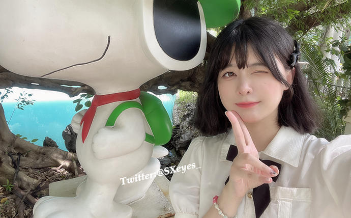 眼酱大魔王w居家生活写真图集:戴眼镜的女朋友与猫咪温馨互动