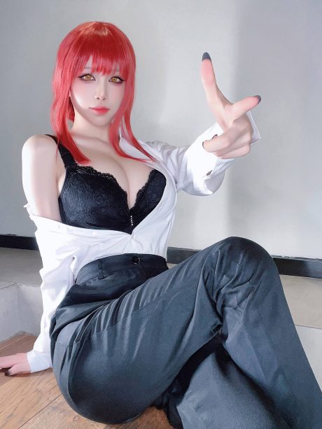 水淼aqua角色扮演《链锯人》玛奇玛：利落白衬衫演绎冷峻支配气场