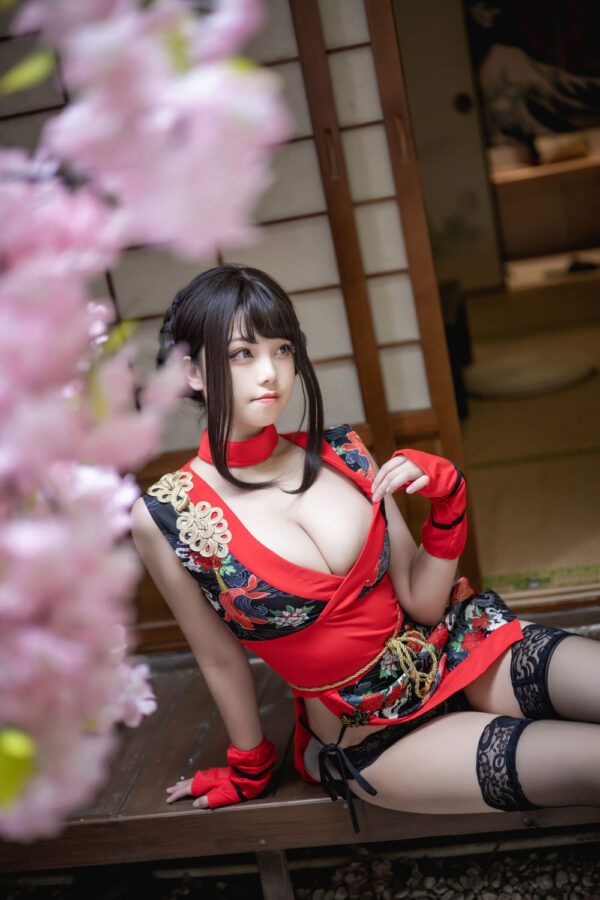 蜜汁猫裘忍者cos:日式庭院光影下的黑红忍者服写真赏析