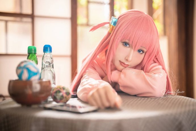 COS雨波_HaneAme出镜后藤独，抱着吉他还原孤独摇滚中的社恐少女