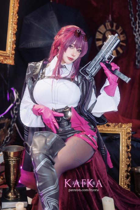 byoru cosplay《崩坏:星穹铁道》卡芙卡,皮质风衣配双枪还原冷艳气质