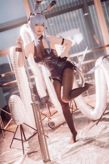 Rakukoo洛洛子《碧蓝航线》新泽西COS，黑色兔女郎造型利落又灵动