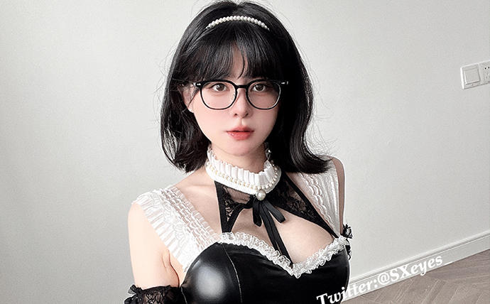 眼酱大魔王w居家生活写真图集：戴眼镜的女朋友与猫咪温馨互动