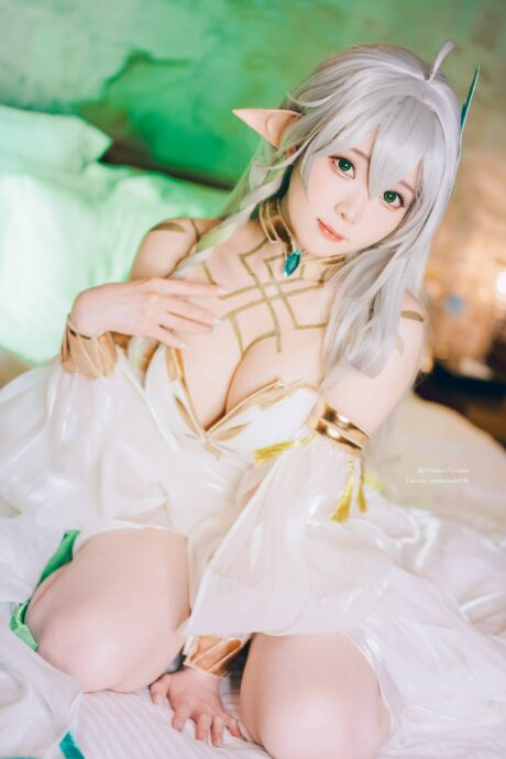 霜月shimo cosplay原神纳西妲,白金长袍与灵动神态还原须弥草神