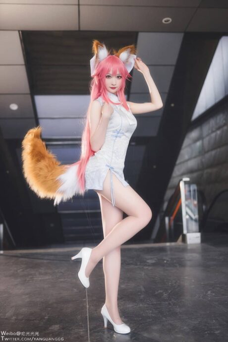 南宫COS《Fate/EXTRA》旗袍玉藻前，素白绣花长裙还原灵狐神态