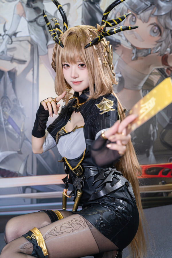 千阳cosplay演绎デナアビ紫龙,利落造型与冷峻神态还原角色质感