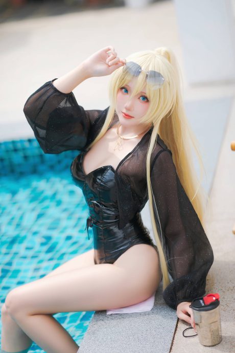 碧蓝航线夏日池畔新作:俾斯麦cos瓜希酱黑色泳装展现冷艳统帅气质