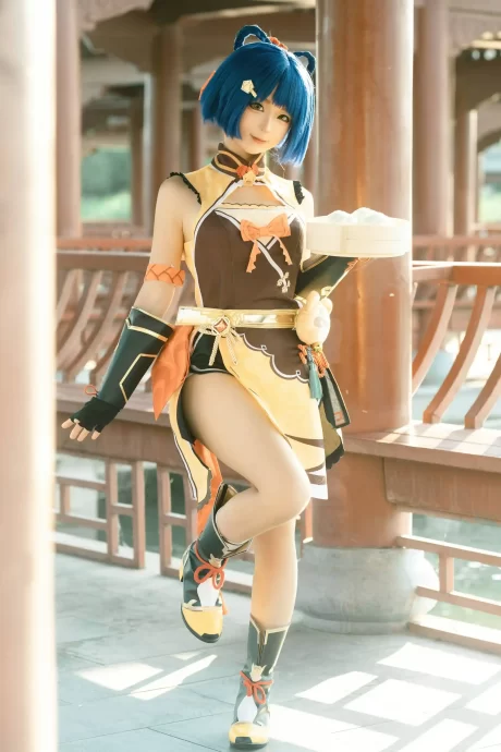 蠢沫沫原神cos香菱图集,手端蒸笼出镜还原璃月元气厨娘