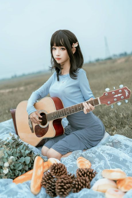 蠢沫沫吉他妹cosplay：草地野餐怀抱木吉他，夏日午后的清新音乐少女