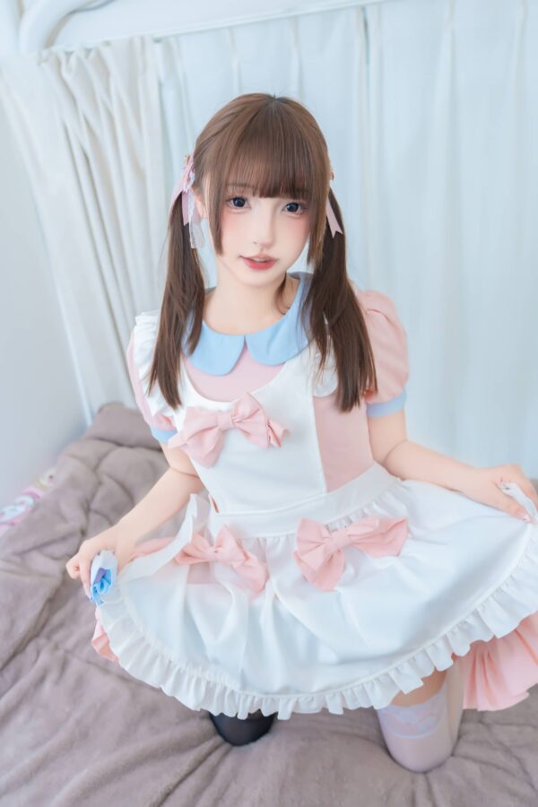 神楽坂真冬小小女仆写真：粉蓝双马尾与黑白丝袜的甜美日常