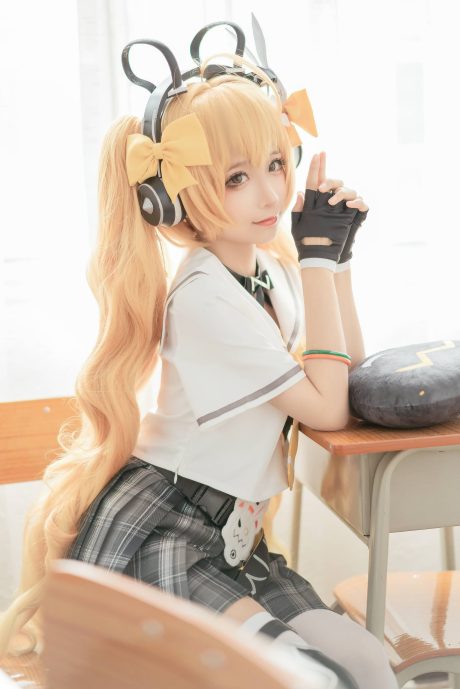 蠢沫沫COS王者荣耀安琪拉时之奇旅，双马尾水手服还原俏皮漫画少女
