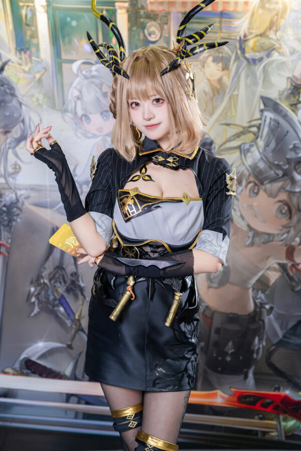 千阳cosplay演绎デナアビ紫龙,利落造型与冷峻神态还原角色质感