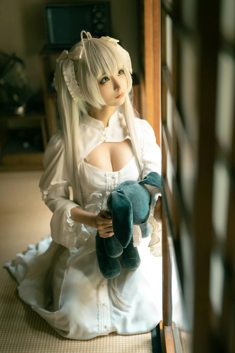 蠢沫沫Cosplay春日野穹：白裙怀抱黑兔，还原《缘之空》经典穹妹