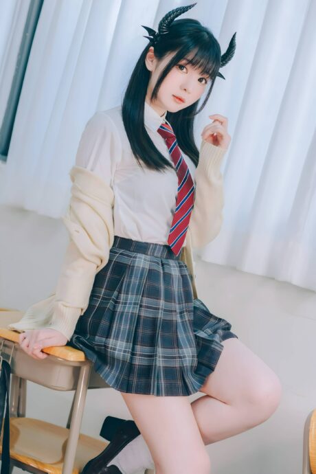 霜月shimo写真集化身校园魅魔,JK校服搭配恶魔角演绎反差魅力