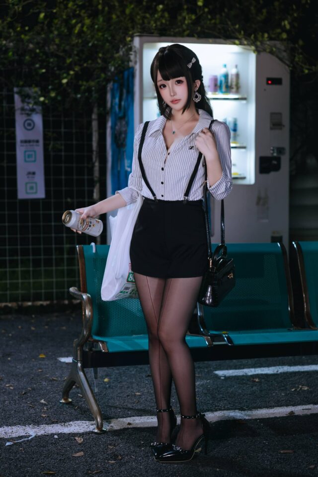 日奈娇夜色街头化身OL女郎,条纹衬衫搭配微光定格下班轻熟日常