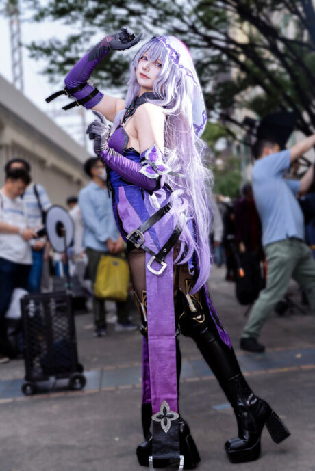 萨拉Sara亮相日本桥街头节，优雅COS《崩坏：星穹铁道》黑天鹅