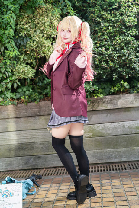 Shiomineta出镜彩虹社星川莎拉COS，金发双马尾制服亮相池袋现场