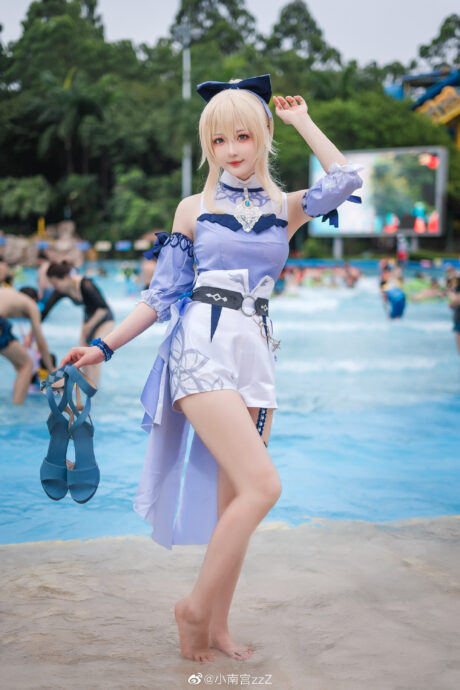 小南宫《原神》琴夏日泳装COS，水上乐园展现琴团长清凉度假风
