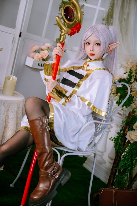日奈娇COS《葬送的芙莉莲》芙莉莲,银发法杖还原精灵魔法使的静谧日常