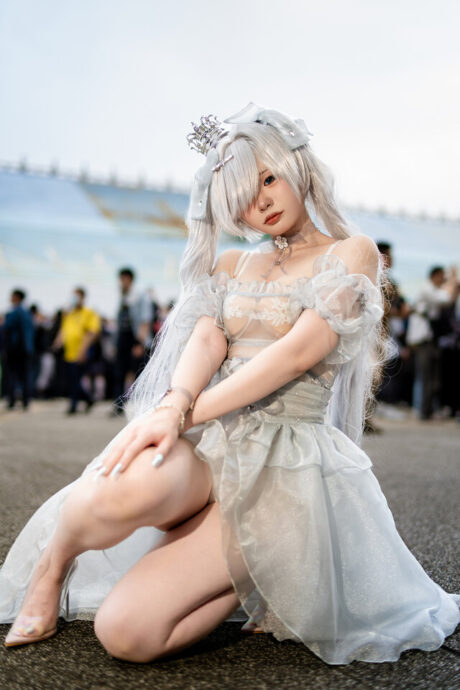 蒴saku漫展还原《胜利女神:妮姬》灰姑娘,纯白战裙演绎清冷女神气场