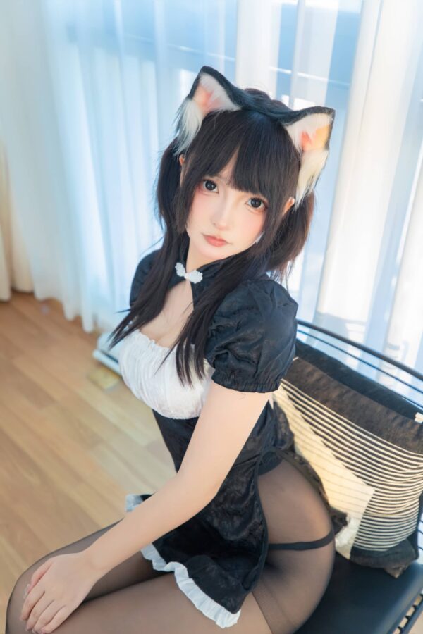 神楽坂真冬女仆cos图赏：猫耳与黑白裙装下的灵动少女感