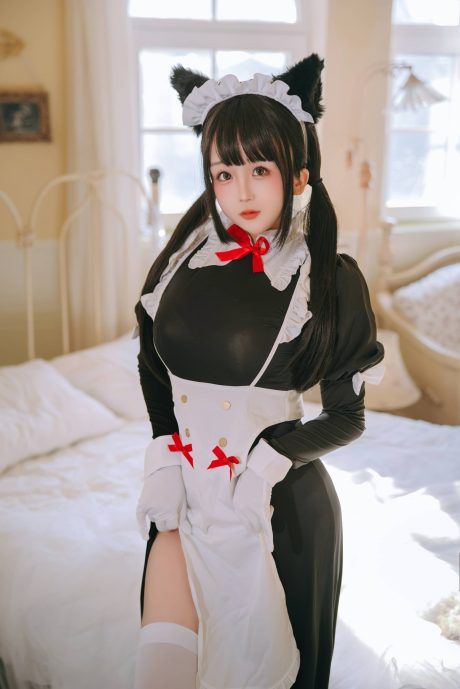 日奈娇猫娘女仆COS写真,黑白裙装配双马尾定格慵懒居家午后