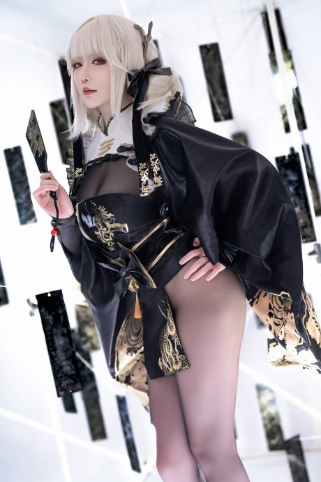 星之迟迟妮姬cos布兰儿：黑金和服龙纹刺绣还原舞台表演者的从容气场