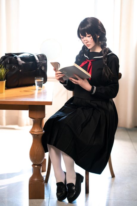星之迟迟jk制服写真图集：黑色系图书管理员造型，细框眼镜透出斯文书卷气