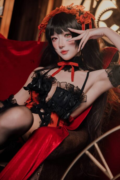阿包也是兔娘cos时崎狂三：红黑哥特洋装搭配复古持枪，还原约战经典