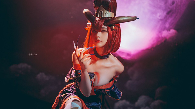 RetoYang《英雄联盟》伊芙琳COS：红发利爪与血色光影下的恶魔刺客