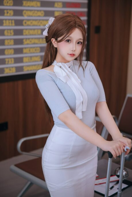 日奈娇「国际航班」原创空姐制服COS:浅蓝上衣白裙搭配,甜系职业风氛围感十足