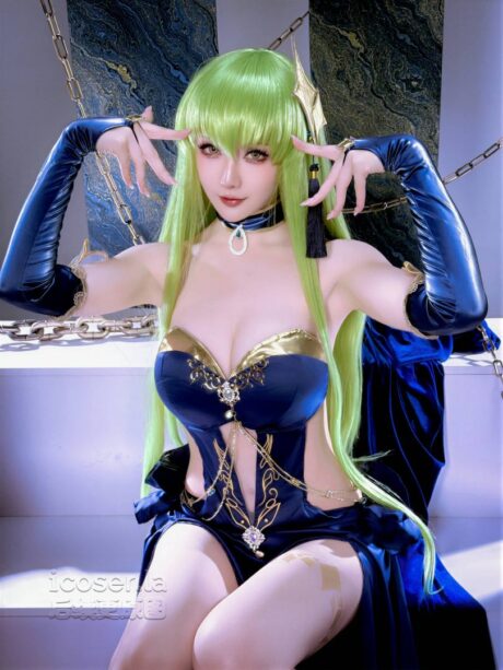 星之迟迟魔女cos反叛的鲁路修C.C.写真,翠绿长发诠释冷艳神韵