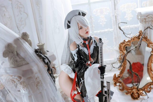 清水由乃cos服装还原尼尔2B花嫁造型，黑白皮革长裙与古典室内写真