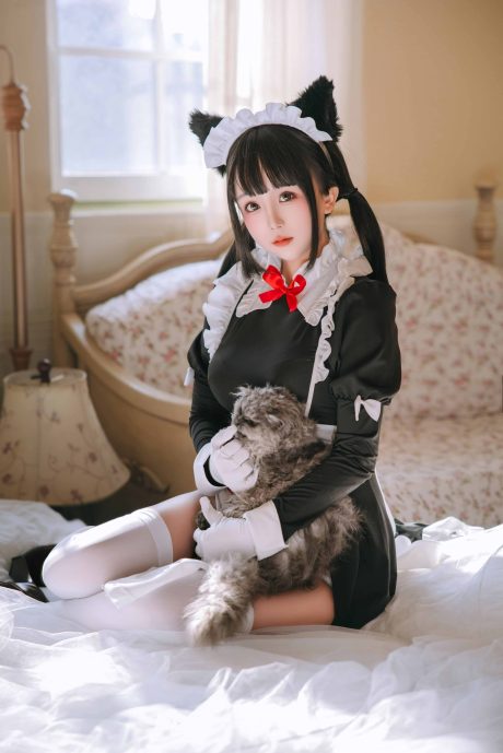 日奈娇猫娘女仆COS写真,黑白裙装配双马尾定格慵懒居家午后